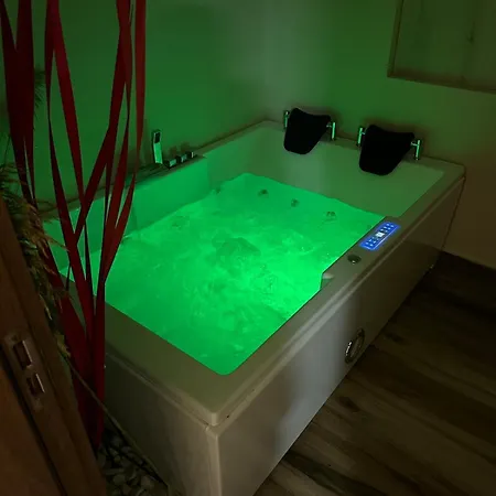 Luxury Jacuzzi View Free Parking Апартаменти